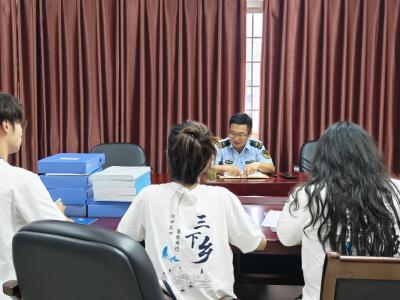 校地联动探禁渔 共护长江生态美