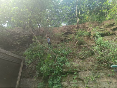 清理积水落石 保障道路安全