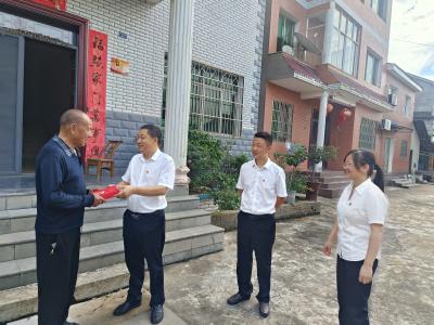 礼赞五十载初心 下坪村为老党员颁发“光荣在党50年”纪念章
