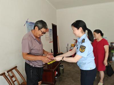 农户蜂蜜愁销路 帮扶干部解难题