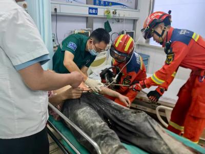 钢筋贯穿险象生 医警联动除祸根