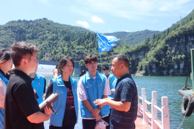 武汉科技大学学子对黄柏河水质开展监测