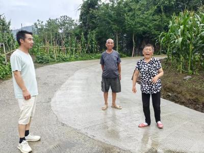 乡贤出资扩宽道路 村民齐心共建家园