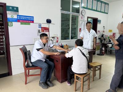 把脉问诊促规范  轻敲家门惠万家