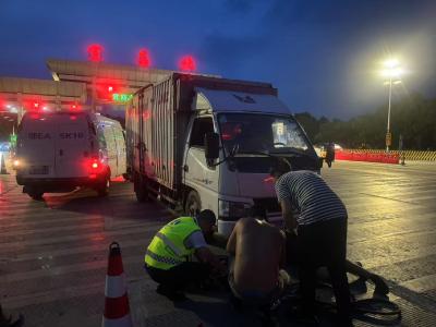 灯光下的暖心守护 ——宜昌北收费站紧急救助故障车辆