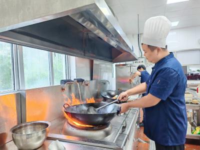 扎紧舌尖“安全阀” 护航一线“战高温”