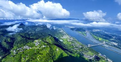 三峡大坝两岸生态复绿 雨后云海景观壮美