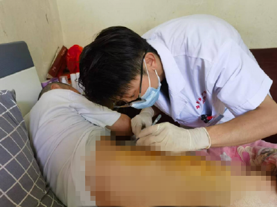 上门拆线暖人心 家医签约护健康