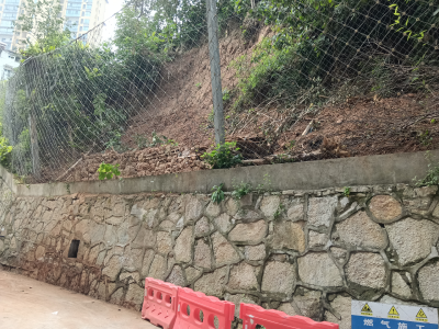 合力处置滑坡隐患 小区堡垒更加牢固