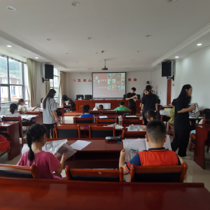 郭家湾村暑期托管班：拼贴诗创作拉近与诗歌的距离