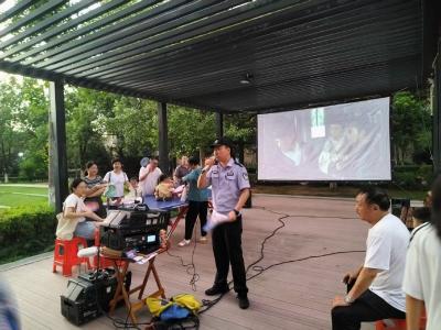 东城社区：看露天电影 学反诈妙招