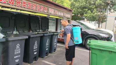 丁家坝社区开展垃圾投放点消杀清洁行动