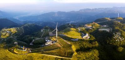 光影交织百里荒 晨光中的高山草原绝美风景