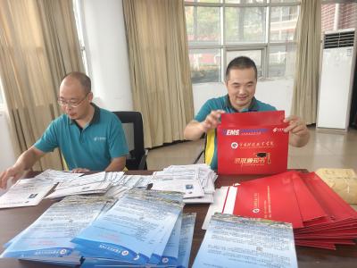 夷陵邮政协同助力高校录取通知书寄递工作顺利开展