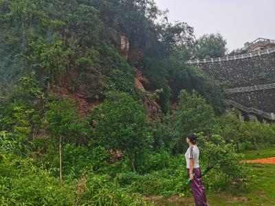 峡江社区拉网排查地灾隐患
