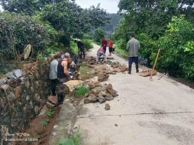 黄花镇军田坝村积极应对暴雨灾情