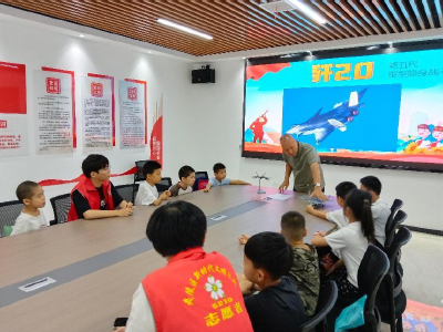 童心绘军魂，画笔敬英雄