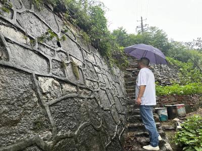 加强地质灾害点排查 筑牢防汛安全屏障