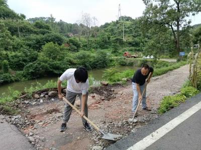 雨后坑洼阻行 齐心填路畅民