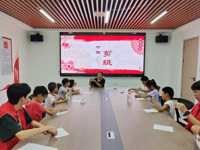 非遗剪纸进社区  童心巧手传国粹