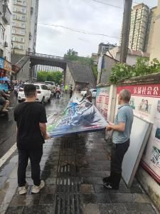 东湖社区暴雨后“地毯式”排查除隐患