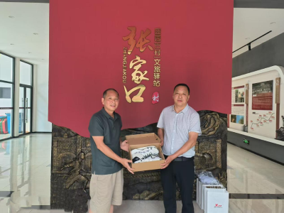 企业捐赠爱心物资 助推村级开展体育运动