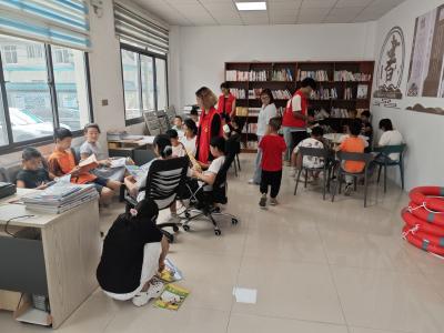 大学生志愿者领航 农家书屋成孩子们的“奇妙乐园”