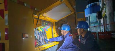 夷陵供电：凌晨施工迁改线路 助力城市“动脉”建设
