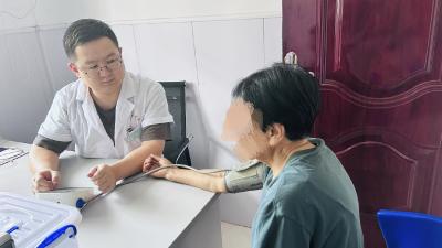 家庭医生下沉坐诊 守护乡村健康防线