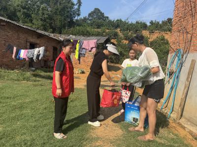 夷陵区鸦鹊岭镇：夏日送清凉 真情助成长