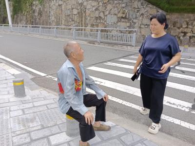 格格温情守护，迷路老人平安回家