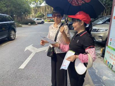 垃圾分类我先行 桶边引导促提升