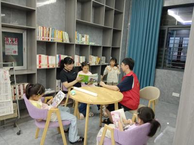 开展亲子阅读 共筑书香社区