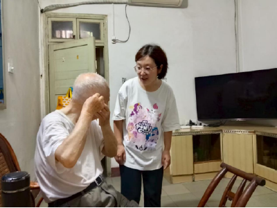 东湖社区网格员走访高龄老人 暖心提醒防范保健品诈骗​