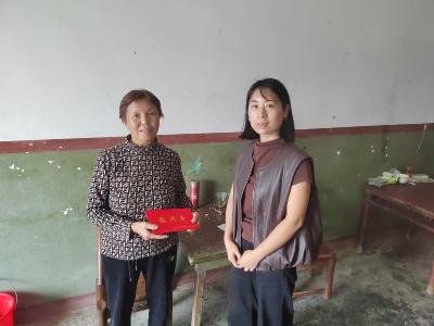 佳节未至暖先到 童畈村为计生特扶家庭送上中秋问候及慰问金