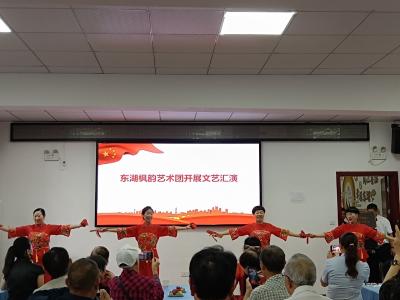 迎国庆庆中秋 居民欢聚共话团圆​