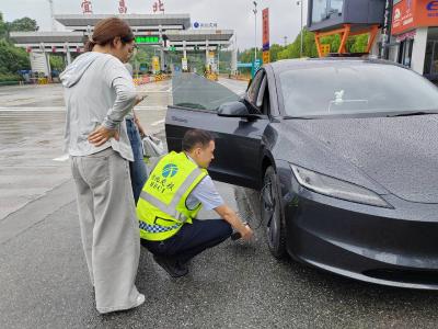 轮胎告急滞留收费站 志愿者迅速救援解困
