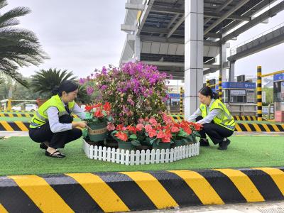 暖心服务点亮旅途 全力护航双节路