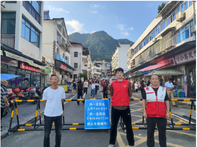 三斗坪镇园艺村：开学首日护平安