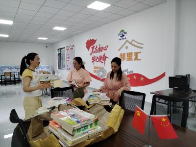书香润小区 阅读启新篇——区图书馆设立长江市场宇隆广场小区流通点