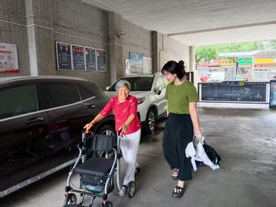 入户走访传温情 独居老人享暖阳