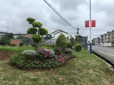 鸦鹊岭镇：点靓乡村道路 共庆祖国华诞