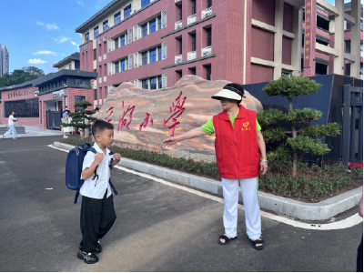 锦江社区：爱心护学岗 温暖开学路