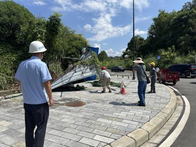 拆除违规围挡 提升城市“颜值”