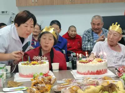 温情洋溢 共庆生辰