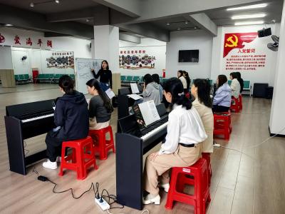 公益钢琴进社区 奏响幸福交响曲