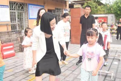 冯家湾小学举行2025级新生开笔礼仪式