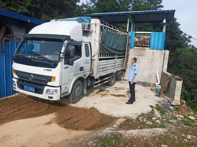 樟村坪镇“双员”上门，为养殖场销售生猪保驾护航