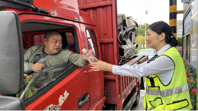 宜昌北收费站多举措保障农机高效通行