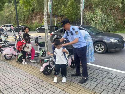 “城”意护学 净化师生上学路